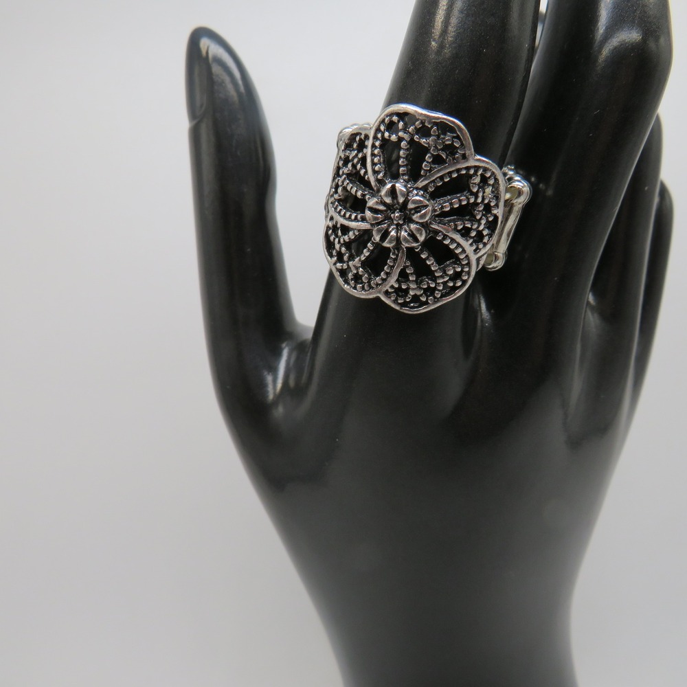 Vintage Style Silver Tone Filigree Flower Stretch Ring Size 7 Floral Cocktail